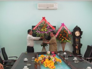 Nhân kỷ niệm 31 năm ngày Nhà giáo Việt Nam (20/11/1982-20/11/2013), các đồng chí lãnh đạo tỉnh đã đến thăm và chúc mừng cán bộ, nhân viên Sở Giáo dục-Đào tạo.
