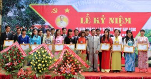 Đ.c Lê Nhơn -Nguyên hiệu trưởng Nhà trường tặng giấy khen của Sở GDĐT Đăk Nông cho GV đạt thành tích cao trong công tác dạy học