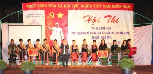 Đ/c Trương Anh-TUV, GĐ Sở GDĐT tặng cờ cho các đoàn đạt giải tại hội thi
