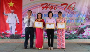 Đ.c Nguyễn Văn Hòa-PGĐ Sở GDĐT tặng giấy khen cho các cá nhân đạt giải