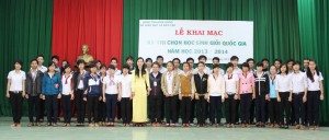 Đ.c Đỗ Thị Việt Hà-PGĐ Sở GDĐT chụp hình lưu niệm cùng đội tuyển học sinh giỏi quốc gia tỉnh Đăk Nông năm 2014