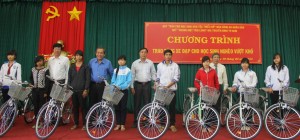Đ.c Trương Hòa Bình cùng các đồng chí lãnh đạo Tỉnh Ủy, UBND, Sở GDĐT trao xe đạp cho học sinh