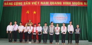 Đ.c Nguyễn Thanh Dũng-Trưởng phòng KTKĐCLGD, Chủ tịch Hội đồng thi tặng quà cho các thí sinh đạt giải nhất