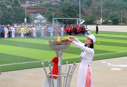 Đồng chí Nguyễn Thị Ngọc Lệ thắp ngọn đuốc tại lễ khai mạc