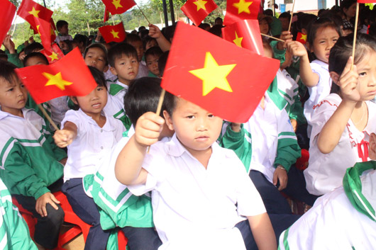 Học sinh Trường tiểu học Lê Hồng Phong, xã Đắk Búk So (Tuy Đức) hân hoan khai giảng năm học mới