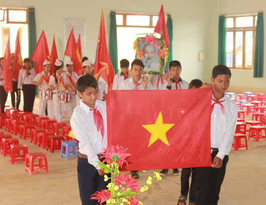 Lễ rước cờ Tổ quốc và ảnh Bác Hồ đón chào năm học mới tại Trường THPT Dân tộc nội trú Đắk Glong