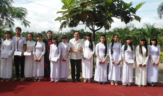 Đồng chí Nguyễn Bốn trao học bổng cho các em học sinh vượt khó học giỏi của Trường THPT Gia Nghĩa
