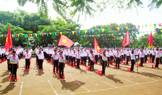 Toàn cảnh buổi khai giảng năm học tại Trường THCS Nguyễn Huệ