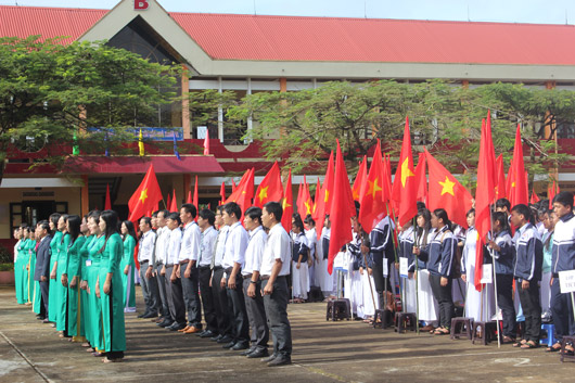 Toàn cảnh lễ chào cờ khai giảng năm học mới tại Trường THPT Phạm Văn Đồng (Đắk R’lấp)