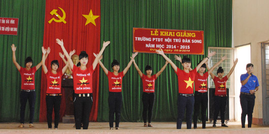 Học sinh Trường Phổ thông DTNT Đắk Song biểu diễn văn nghệ