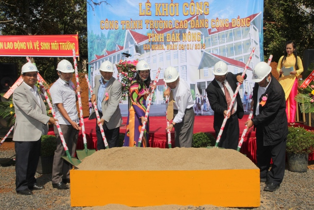 Các đồng chí lãnh đạo phát lệnh khởi công xây dựng trường CĐ Cộng đồng tỉnh Đăk Nông