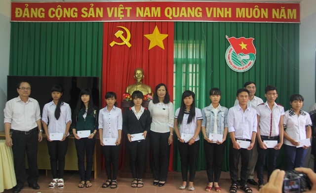 Trao 40 suất học bổng tặng học sinh dân tộc thiểu số tỉnh Đắk Nông