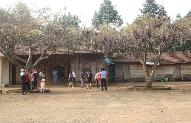 Công đoàn Trường Đại học Nha Trang thăm và tặng cho giáo viên, học sinh có hoàn cảnh khó khăn tỉnh Đắk Nông