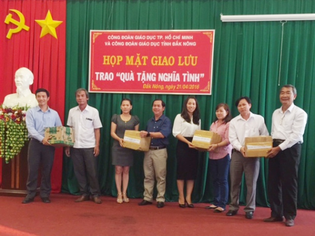 Công đoàn Giáo dục TP. Hồ Chí Minh thăm, tặng quà cho giáo viên khó khăn tỉnh Đắk Nông