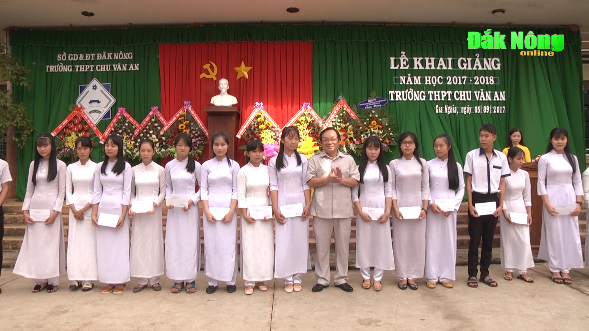 Bí thư Tỉnh ủy dự khai giảng tại Trường THPT Chu Văn An