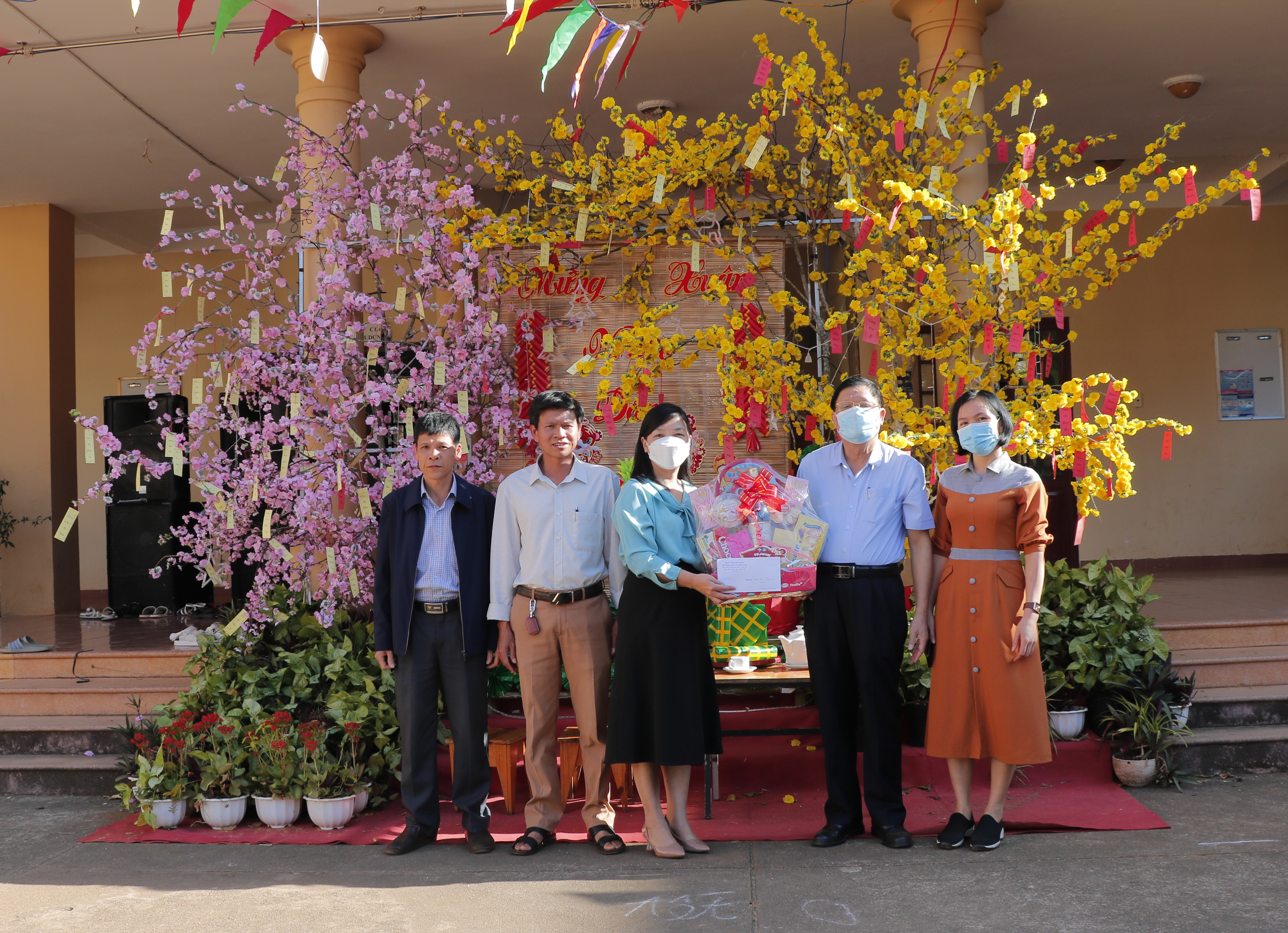Giám đốc Sở GDĐT Nguyễn Văn Toàn thăm, tặng quà Tết tại các trường DTNT trên địa bàn tỉnh