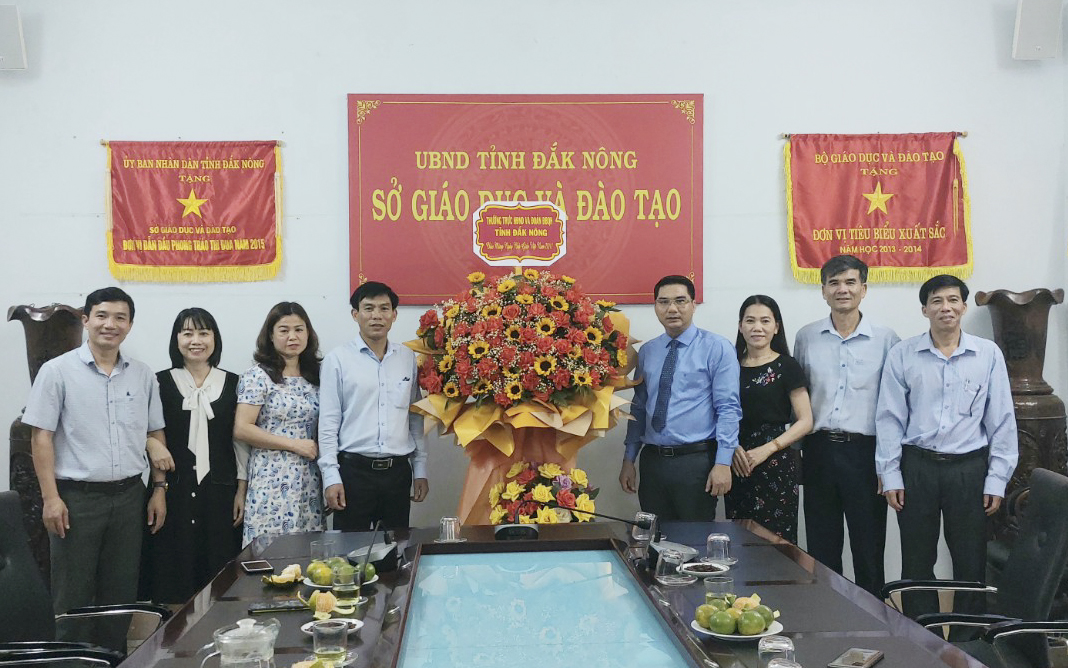 Lãnh đạo HĐND tỉnh Đắk Nông thăm, chúc mừng Ngày Nhà giáo Việt Nam