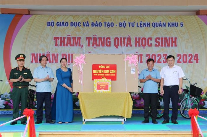 Bộ trưởng Nguyễn Kim Sơn thăm học sinh ở Đắk Nông trước thềm năm học mới ảnh 2