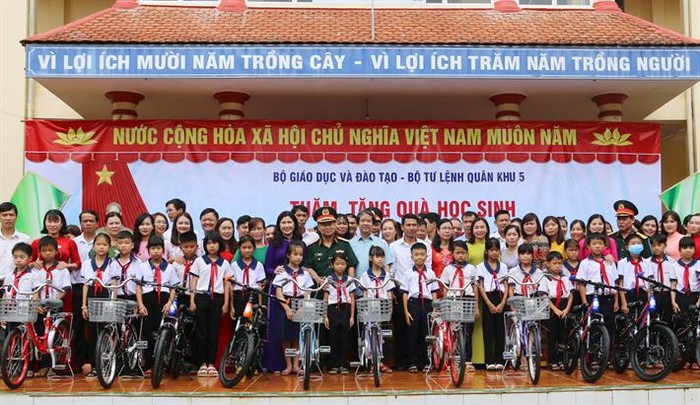 Bộ trưởng Nguyễn Kim Sơn thăm học sinh ở Đắk Nông trước thềm năm học mới ảnh 3