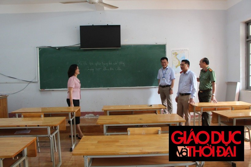 Ban Chỉ đạo kiểm tra công tác chuẩn bị tại điểm thi Trường THPT Phan Bội Châu. (Ảnh: TT)