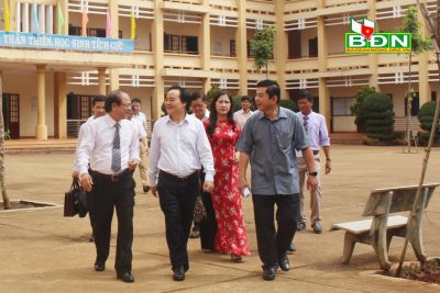 Bộ trưởng Bộ Giáo dục và Đào tạo Phùng Xuân Nhạ làm việc với ngành giáo dục tỉnh Đắk Nông