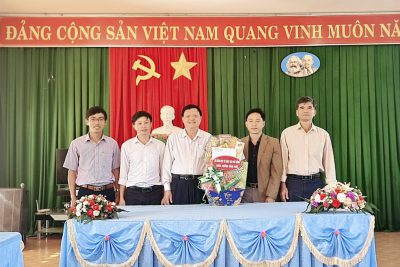 Giám đốc Sở GDĐT Nguyễn Văn Toàn thăm, tặng quà tết Nguyên đán Quý Mão 2023 tại các trường DTNT trên địa bàn tỉnh