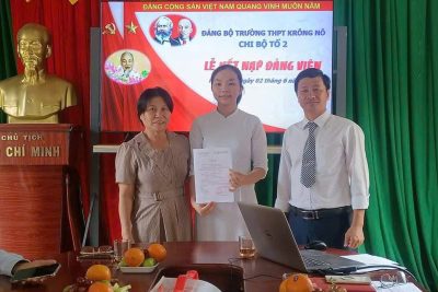 TỰ HÀO NGƯỜI ĐẢNG VIÊN TRẺ: TRƯỜNG THPT KRÔNG NÔ KẾT NẠP ĐẢNG CHO HỌC SINH ƯU TÚ