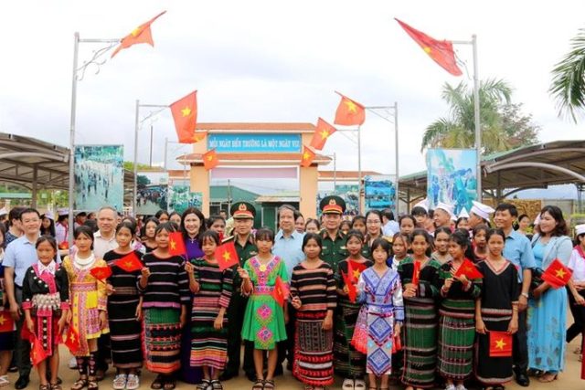 Bộ trưởng Nguyễn Kim Sơn thăm học sinh ở Đắk Nông trước thềm năm học mới