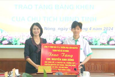 Chủ tịch UBND tỉnh Đắk Nông tặng bằng khen học sinh, giáo viên đạt thành tích cao