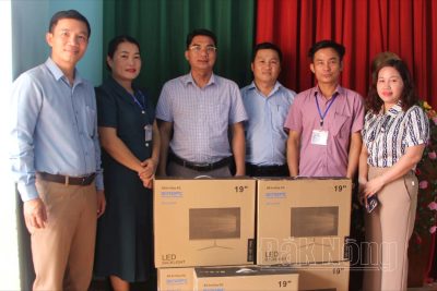 Giám đốc Sở GD-ĐT Đắk Nông tặng máy tính cho trường học