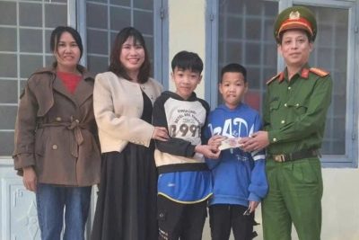 Hai học sinh Đắk Nông nhặt được của rơi tìm trả người đánh mất