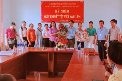 Lãnh đạo UBND tỉnh Đắk Nông thăm và tặng quà cho các cháu tại Trung tâm hỗ trợ phát triển giáo dục hòa nhập tỉnh ngày người khuyết tật Việt Nam