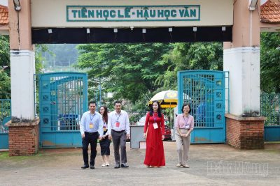 Phó Chủ tịch UBND tỉnh Tôn Thị Ngọc Hạnh kiểm tra các điểm thi tốt nghiệp
